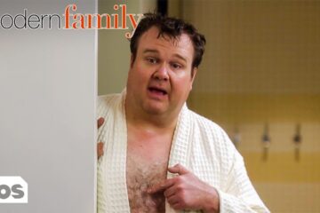 Jay and Cam Have an Awkward Encounter in the Locker Room (Clip)